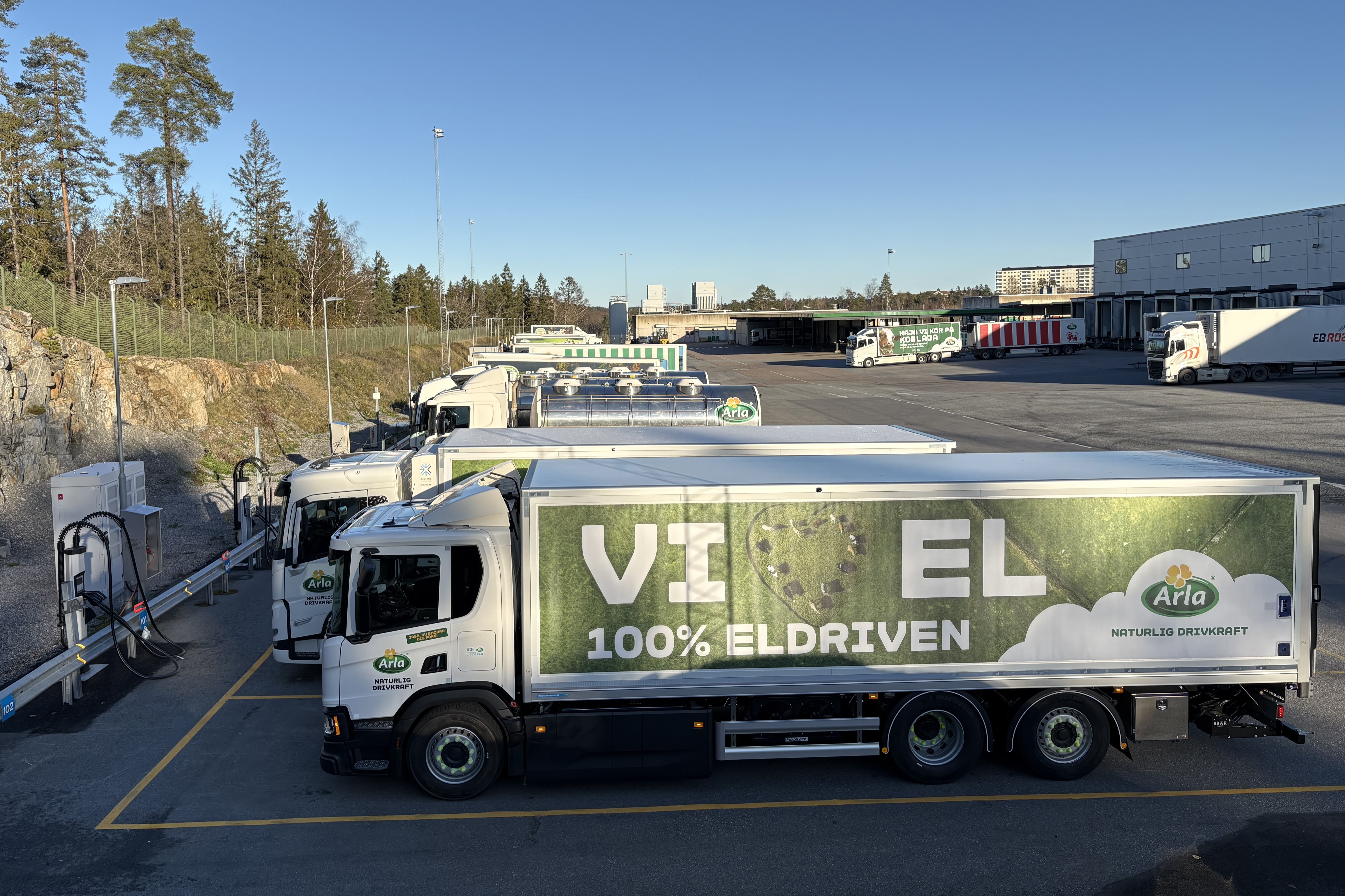 16 av Arlas 25 eldrivna lastbilar i Sverige utgår från Stockholm mejeri. Foto: Arla.