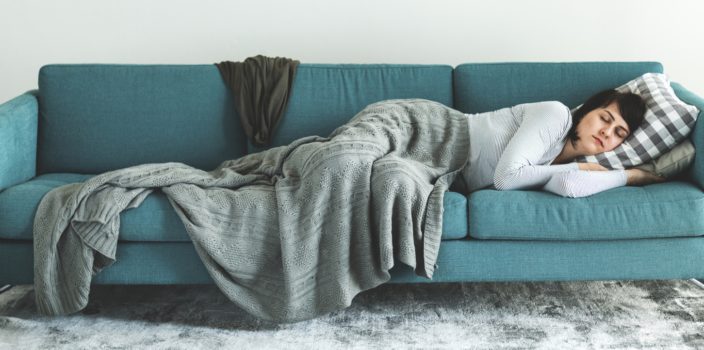kvinna som tar tupplur på soffa.jpg