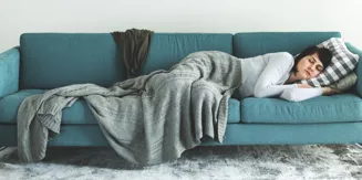 kvinna som tar tupplur på soffa.jpg