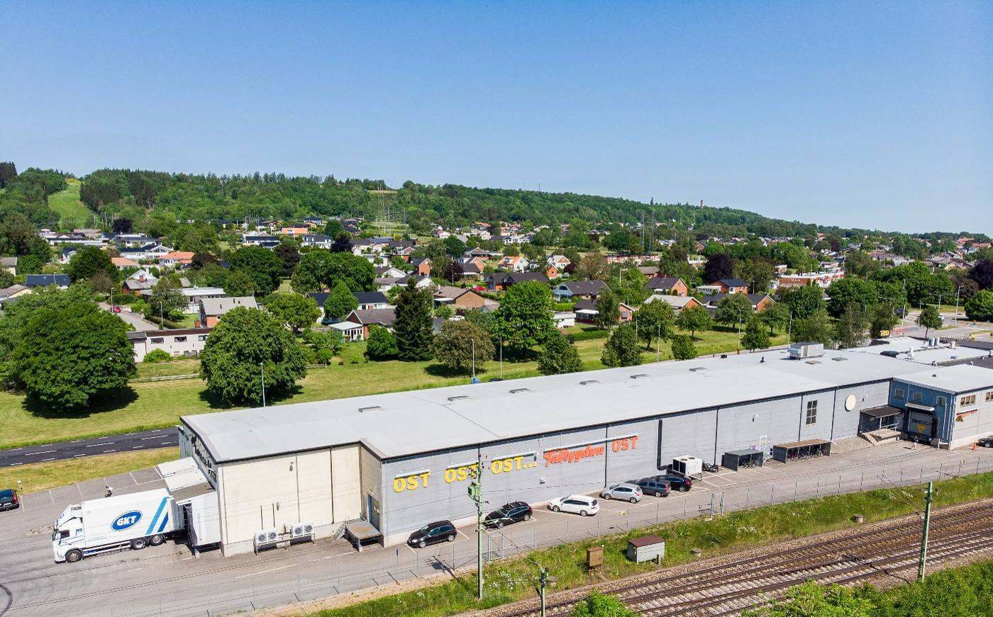 Arla avvecklar import- och packningsanläggningen på Göteborgsvägen i Falköping men behåller Osthuset på Energigatan, där svenskproducerade hårdostar från Arla fortsatt kommer att lagras och vaxas. Foto: Arla