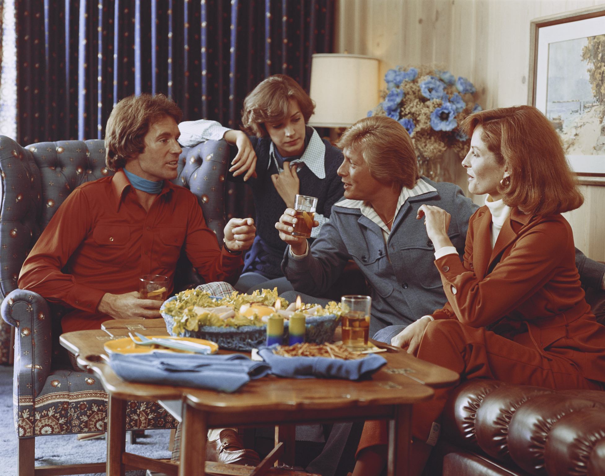 70-talsgäng tar en drink.jpg