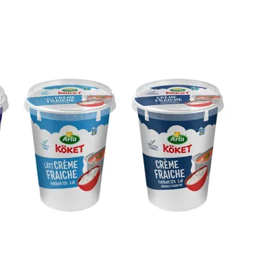 Den nya pappersskruden för de fyra förpackningarna på bilden minskar plastanvändningen med 63 procent per år – helt i linje med Arlas hållbarhetsstrategi. Foto: Arla