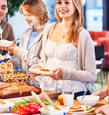 Frukost i skolan kan vara en del i lösningen för morgontrötta elever och bättre studiemiljö.