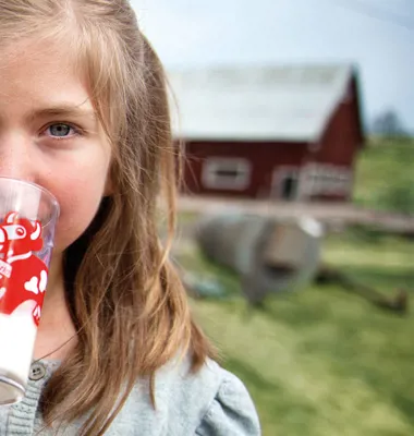 Glaset med den röda Arlakossan finns i många kök runtom i landet. Det är inte ovanligt att ledsna föräldrar hör av sig till Arlas konsumentkontakt och vill ha ett nytt om det gått sönder. Foto: Arla
