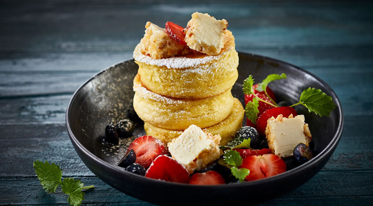fluffiga-japanska-pannkakor-med-ananasfarskost-och-bar
