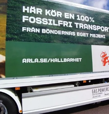 Redan idag kör Arlas tunga transporter på 100% fossilfritt bränsle och vi siktar på att 30% ska köras på biogas om tre till fem år. Genom att omvandla kobajs till biogas som våra lastbilar kör på sluter vi kretsloppet på mjölkgårdarna.