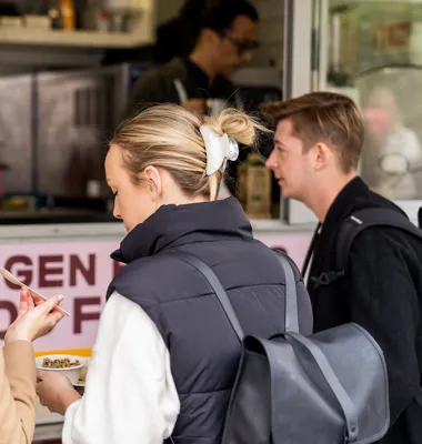 För tredje året i rad rullar Arlas foodtruck ut på campusturné och serverar gratis frukost. Bild: Arla