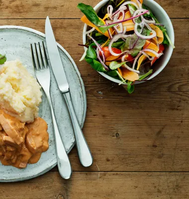 Mångas vardagsfavorit, Korv Stroganoff, är både god och snäll mot plånboken. Foto: Arla.