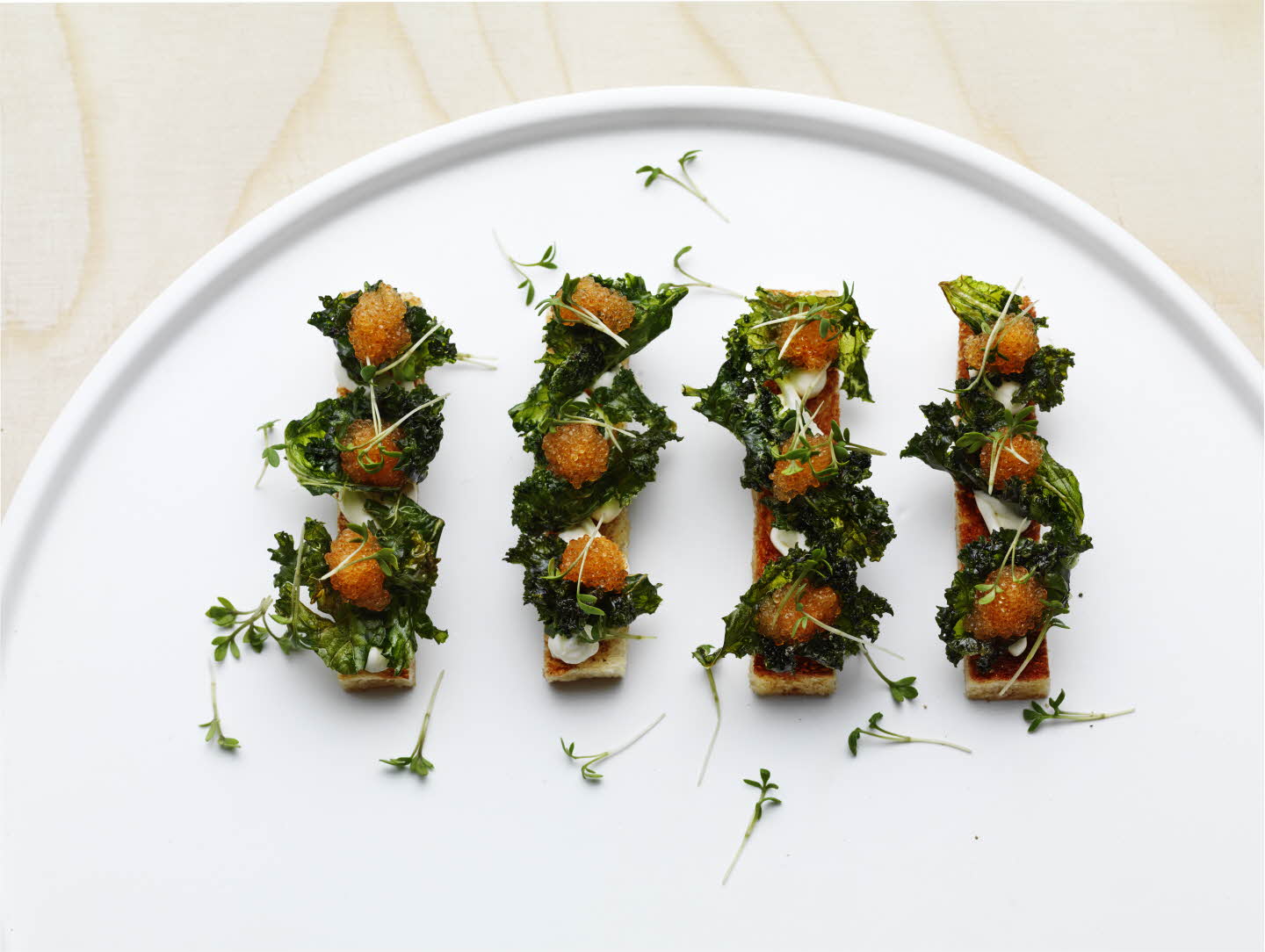 Krutonger med friterad grönkål och löjrom_JPEG.jpg