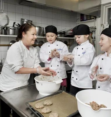 Fr v: Mona Utsten, kökschef, Miranda Andersson, Heidi Apelman och Lily Theen.