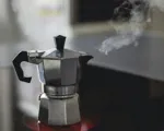 Gör kaffe med mokabryggare