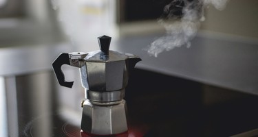 Gör kaffe med mokabryggare