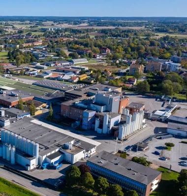 Arla och Semper har varit grannar i Götene under många år. Foto: Arla.