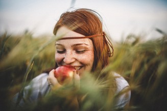 kvinna äter äpple.jpg