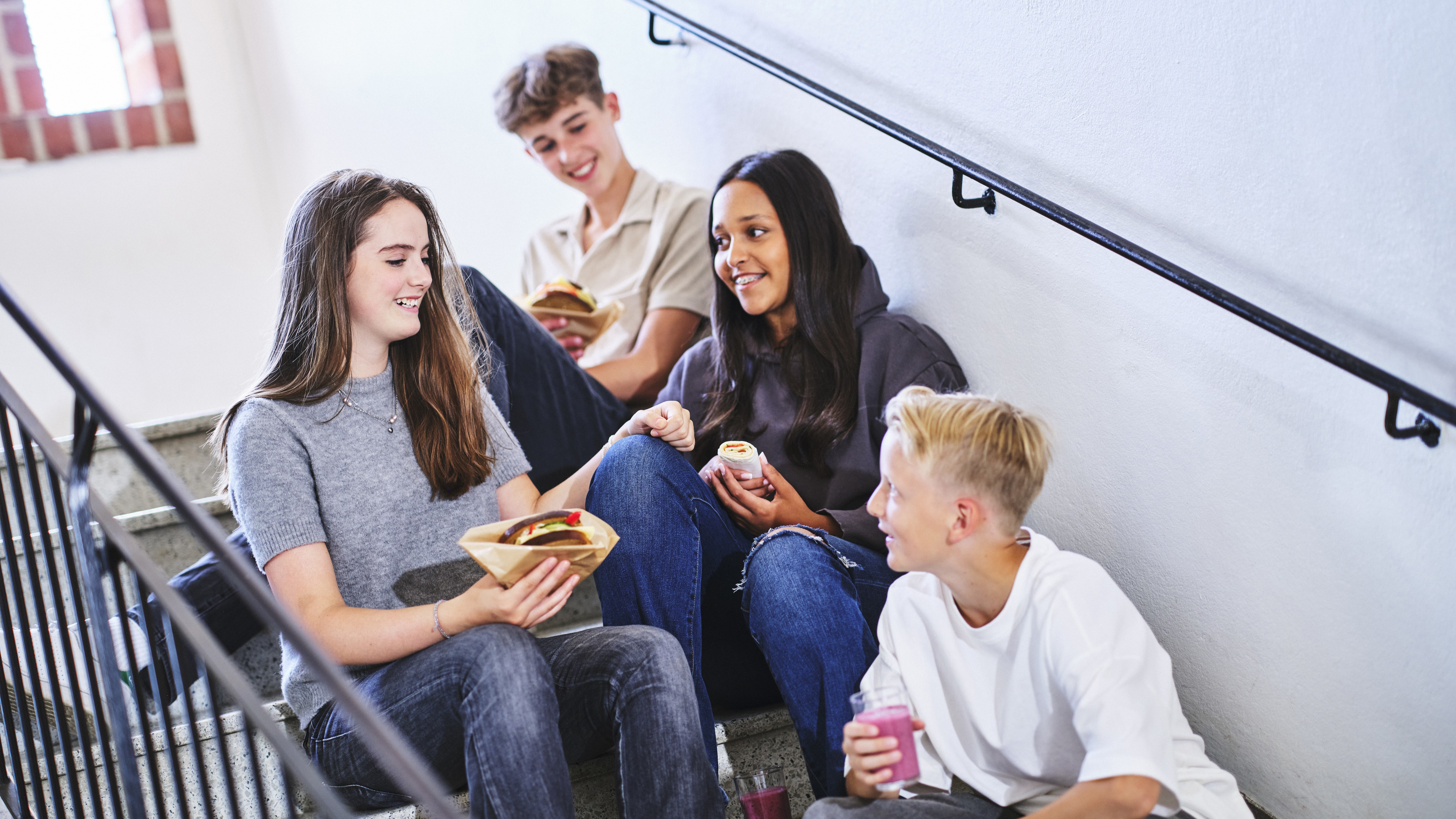 Elever upplever att deras humör och koncentrationsförmåga förbättras när de äter frukost, enligt den nya rapporten Frukostbarometern 2025. Foto: Arla.