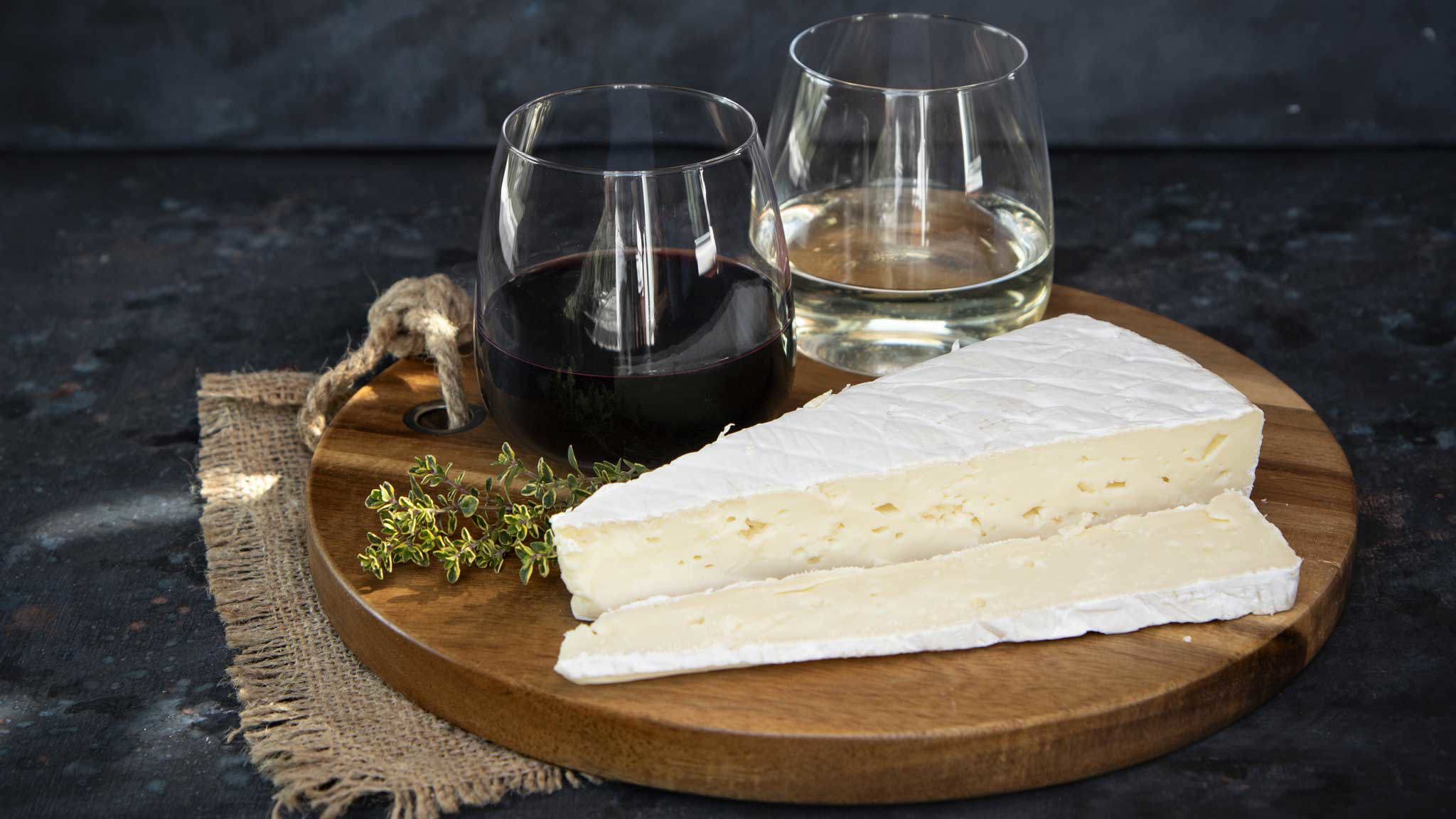 Så matchar du brie och vin