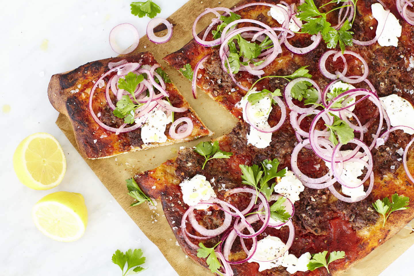 Turkisk pizza med lammfärs och syrad lök webb21467_JPG (1).jpg