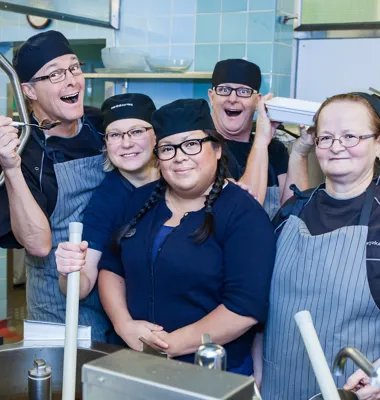 Bild nr 1: Fr v: Jan Hedberg, Pia Kukka, Andrea Berns Wennberg, Kent Hedberg, Fikreta Kuka (Ytterligare två anställda ingår i teamet. De var tyvärr på långsemester men det var viktigt för Jan att de nämns ändå. De heter Catarina Dirisha och Davis Dir