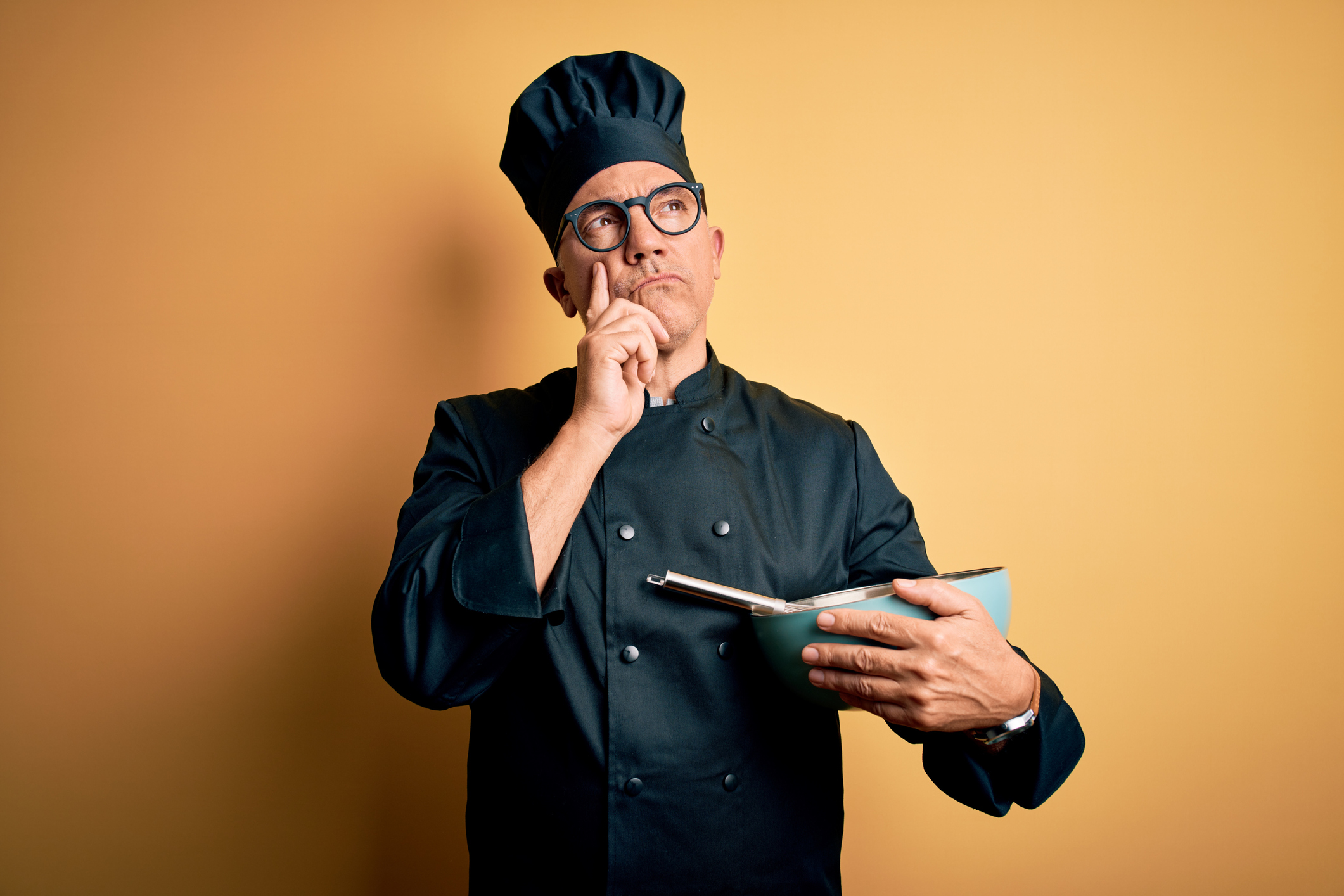 kock funderar håller vispskål.jpg