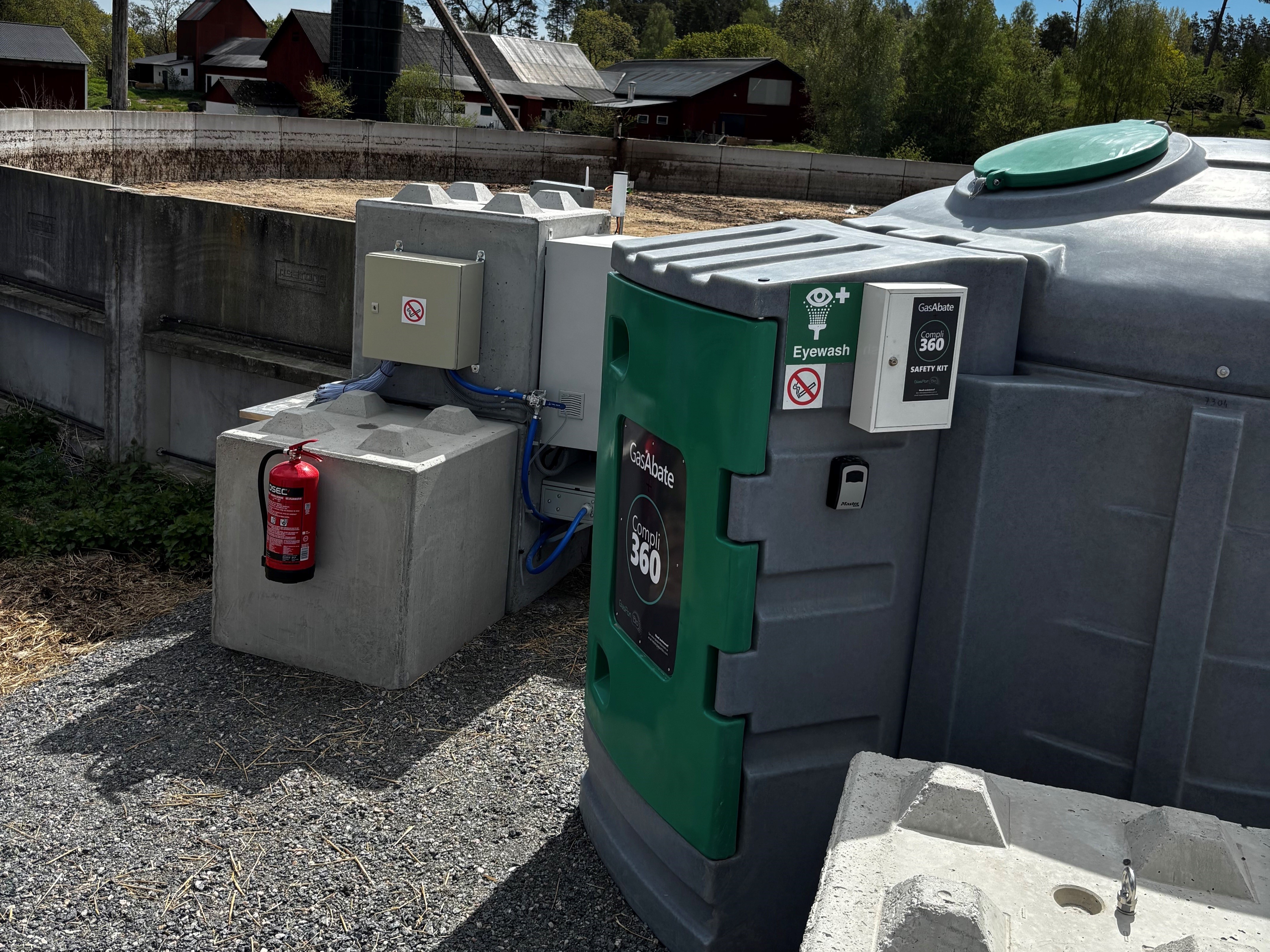 Så här kan det se ut när tekniken är installerad. Väteperoxid doseras automatisk från den grå och gröna tanken genom ett rörsystem till gödselbrunnens botten. Foto: Arla.