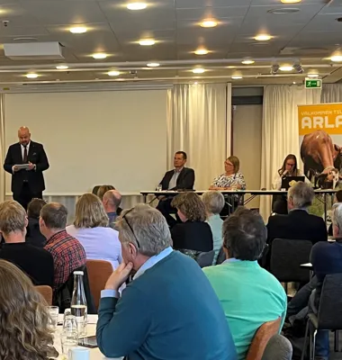 Landsbygdsministern Peter Kullgren i möte med Arlabönder för att prata Livsmedelsstrategi. Bild: Arla