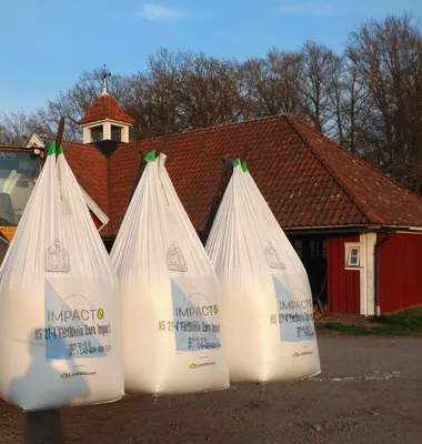 I mitten av april anlände de första säckarna med fossilfri mineralgödsel till Berte Gård i Slöinge. – Det känns lite bra, säger Henrik Stenström, mjölkbonde och kretsordförande för Arla i Halland.