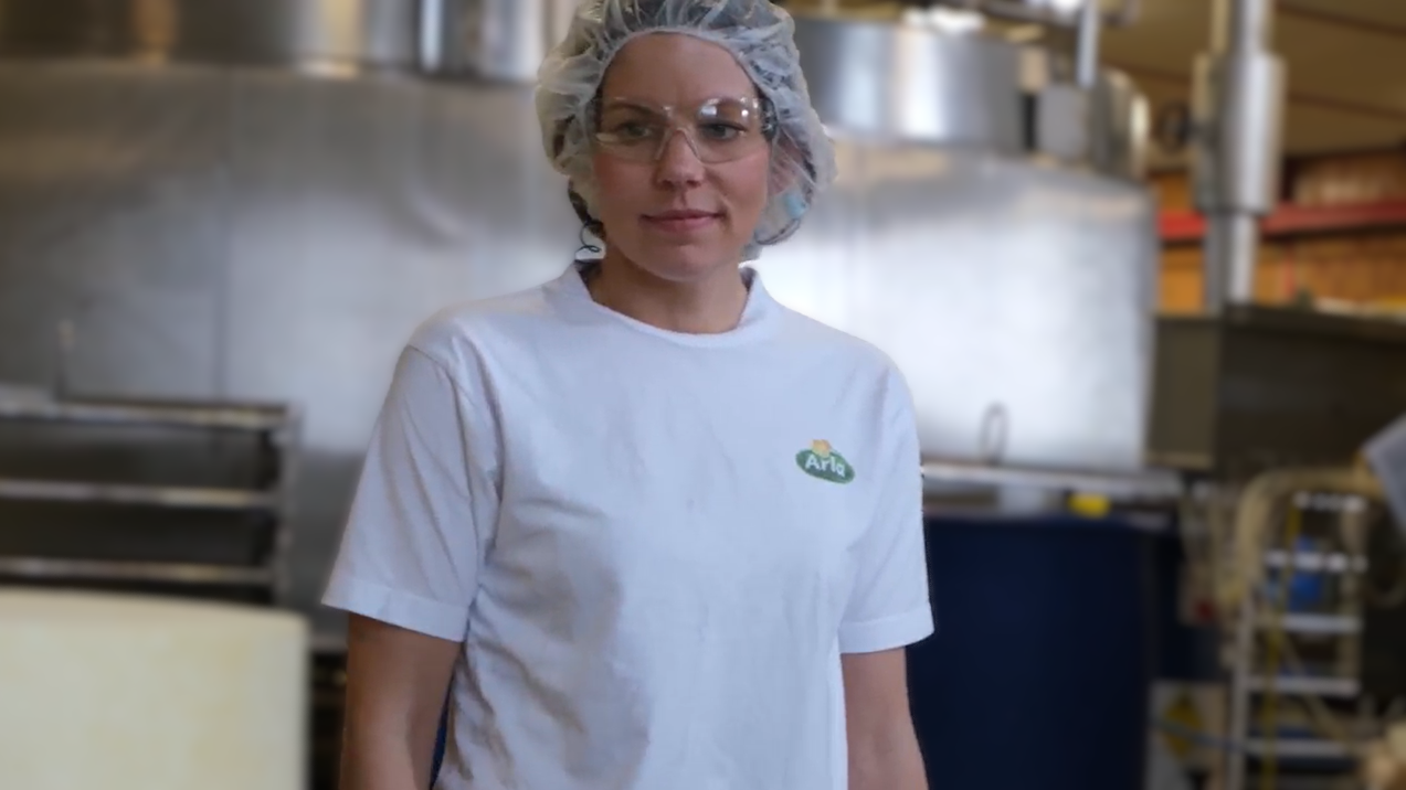 Elin Schelander, produktionschef vid Arlas mejeri i Kalmar och tidigare deltagare i mejeriteknikerutbildningen. Foto: Arla
