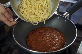 Spaghetti med tomatsås ner i stekpannan med tomatsås.jpg