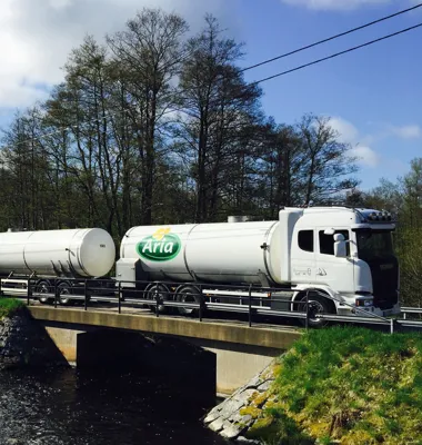 Hög inflation och stigande räntor fortsätter att gröpa ur köpkraften hos både hushåll och företag. Foto: Arla