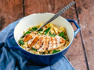 Fettuccine alfredo with broccoli and chicken