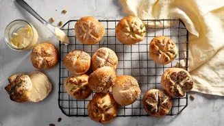 Rose bread rolls