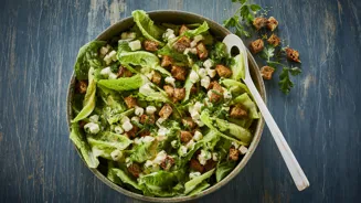 Green salad with salad cheese and croutons