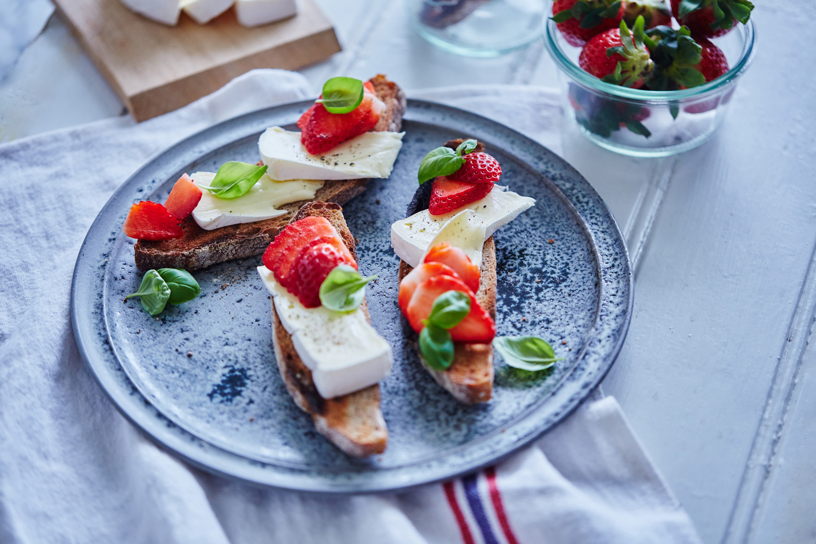 bruschetta with strawberries