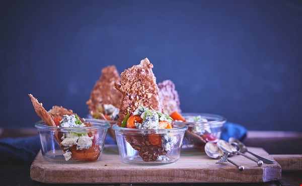 Tuiles aux abricots cuits, noix et Bleu extra-crémeux Castello®