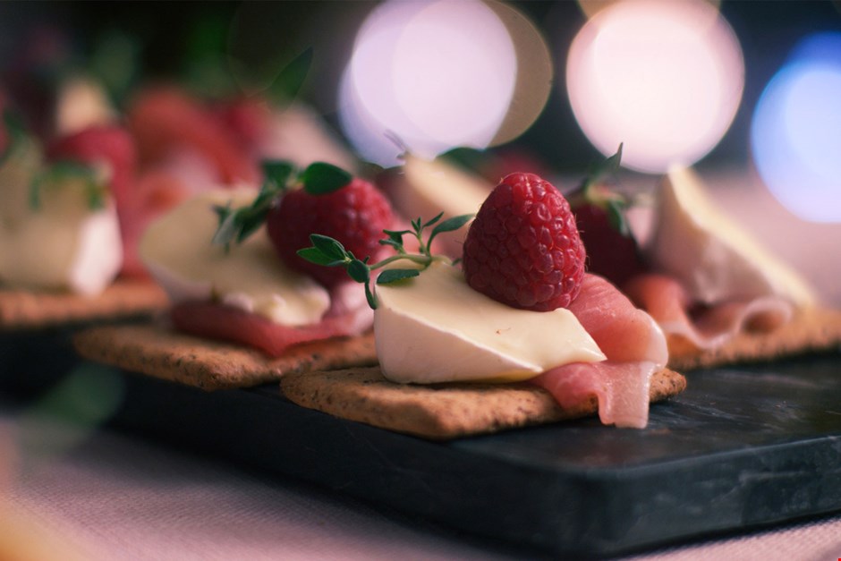 Prosiciutto Et Framboises Avec Double Crème Blanc