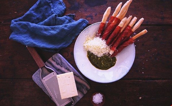 Bâtonnets de pain enrobés de prosciutto avec Cheddar affiné Tickler Castello® et sauce au basilic