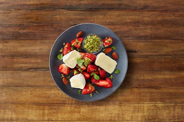 Double crème blanc Castello® avec fraises et pesto à la menthe