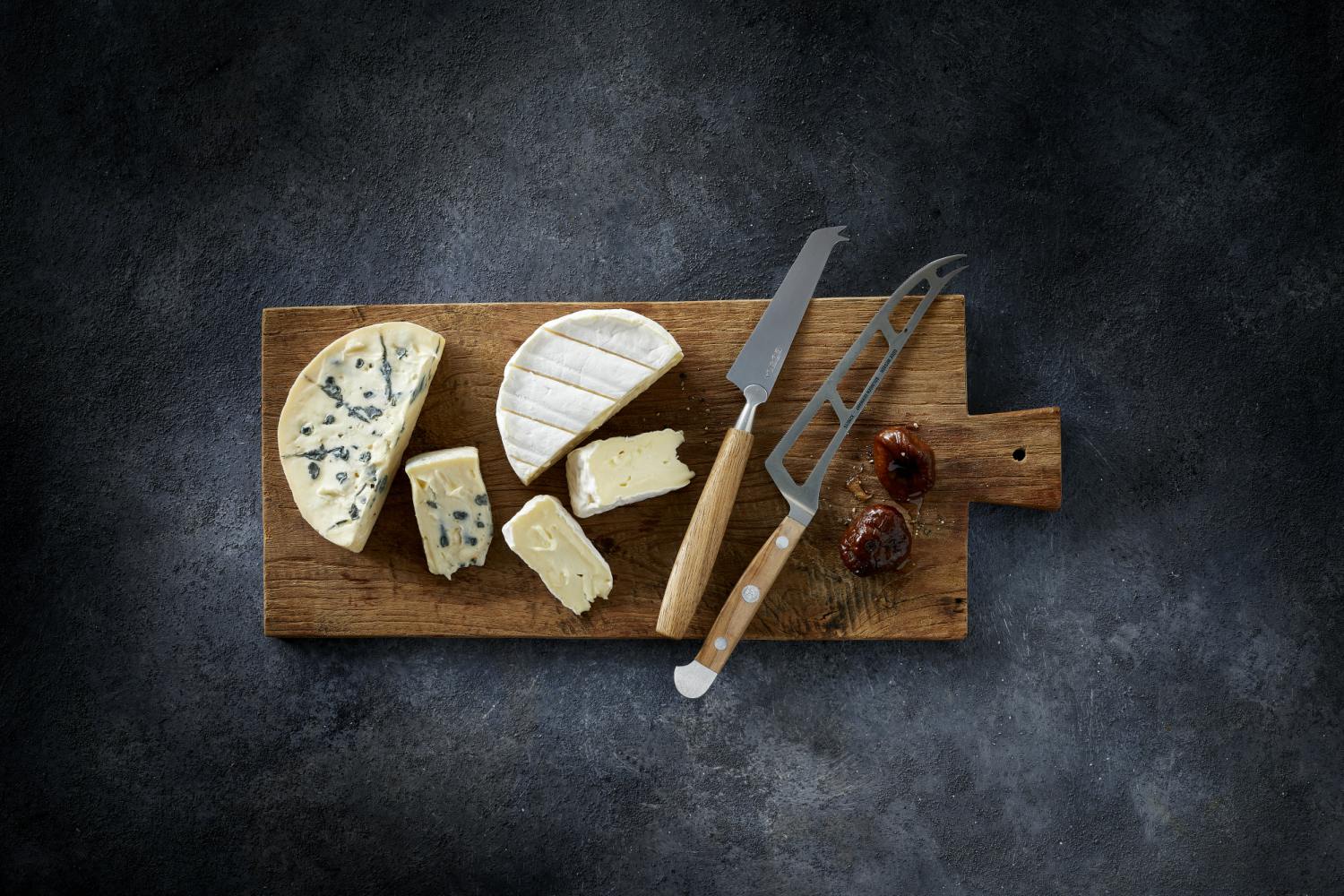 Cheese knives for soft cheese