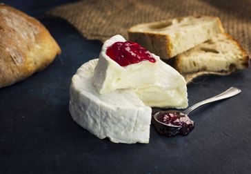 Camembert – handgjord ost från frodiga Normandie