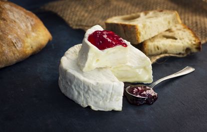 Camembert – handgjord ost från frodiga Normandie